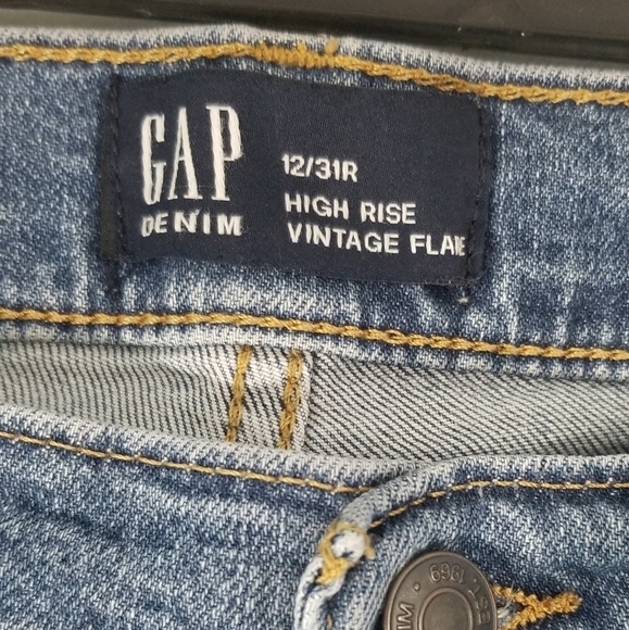 GAP Jean's. High Rise Vintage Flair. Medium Wash. Size Large 12/31R. Inseam: 26" - Picture 4 of 8